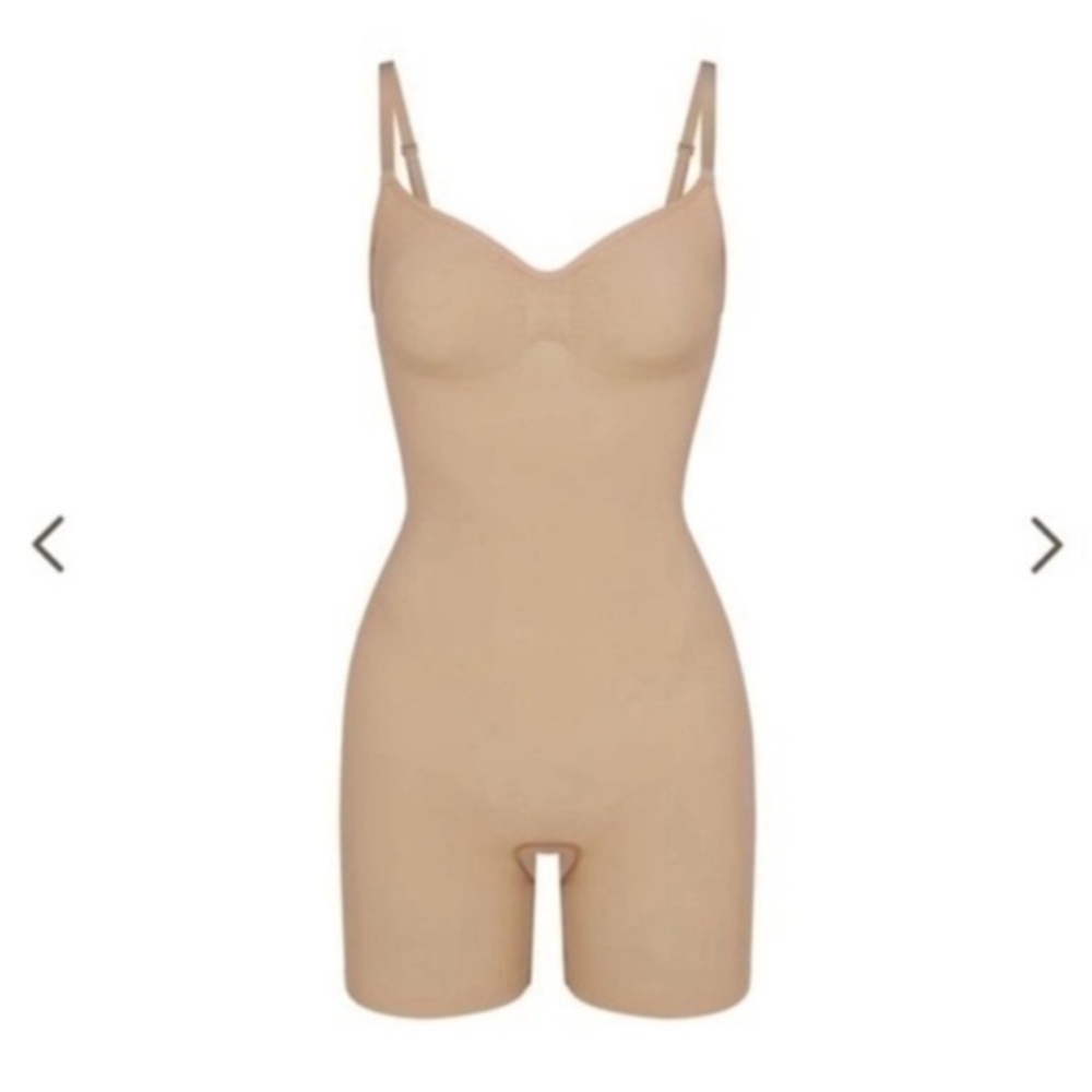 Skims SEAMLESS SCULPT MID THIGH BODYSUIT CLAY SMALL